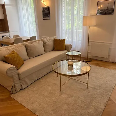 Elegant 17 Apartment *