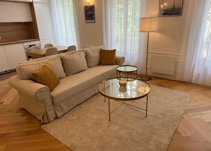 Elegant 17 Apartment *