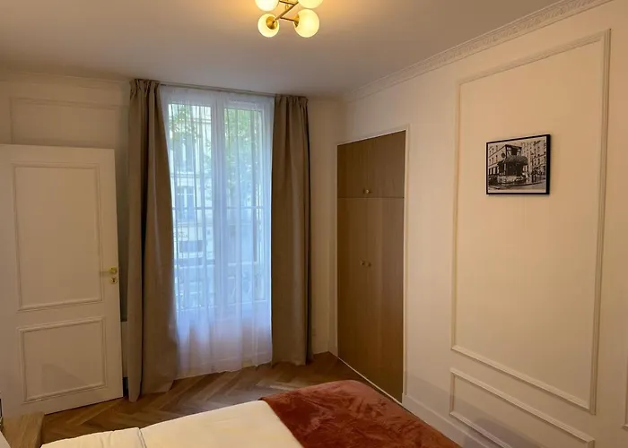 Elegant 17 Apartment